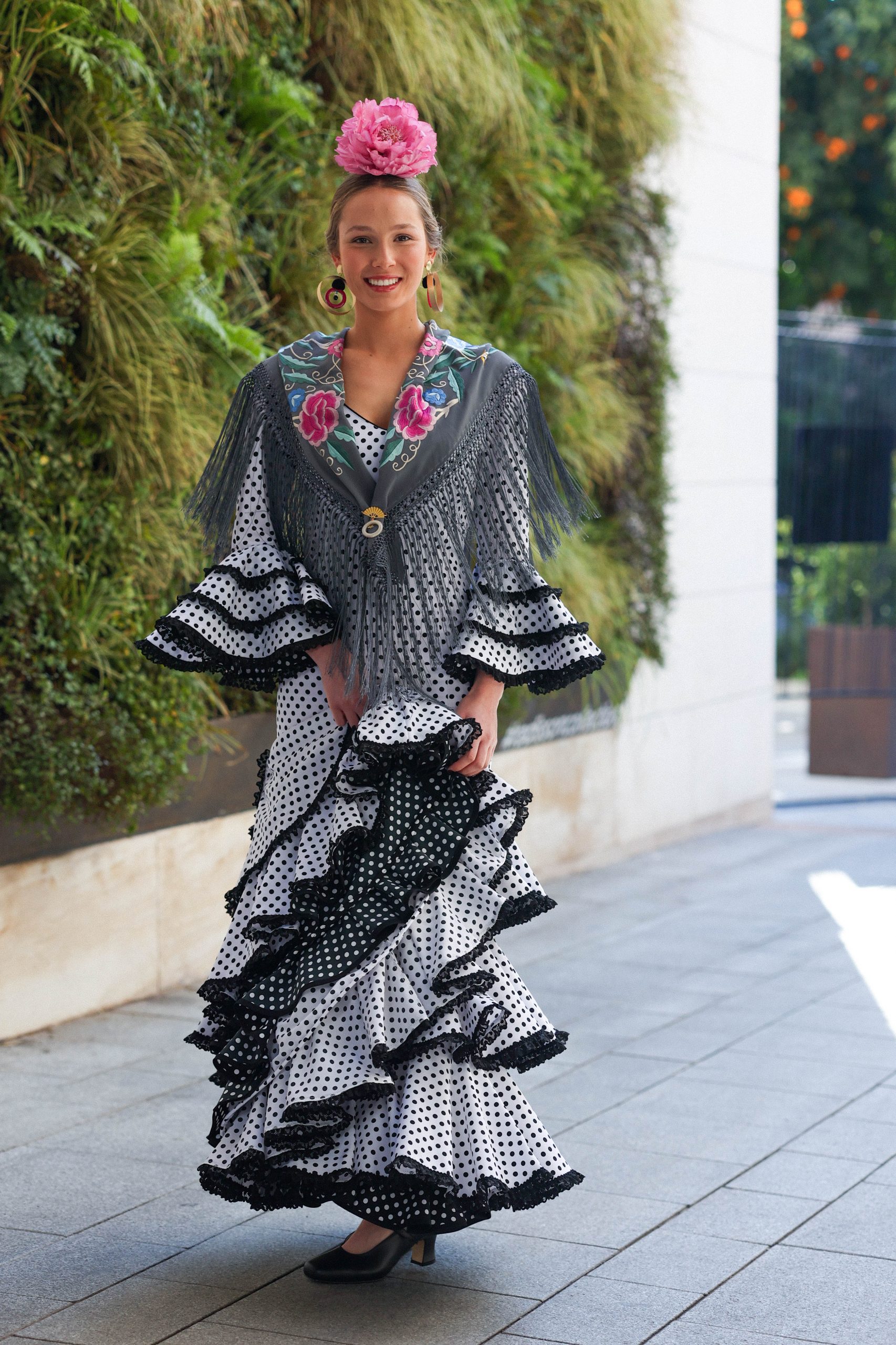 Traje Flamenca "Clásicos Fabiola". Modelo-3.Color blanco con lunar negro. Fabiola 1987