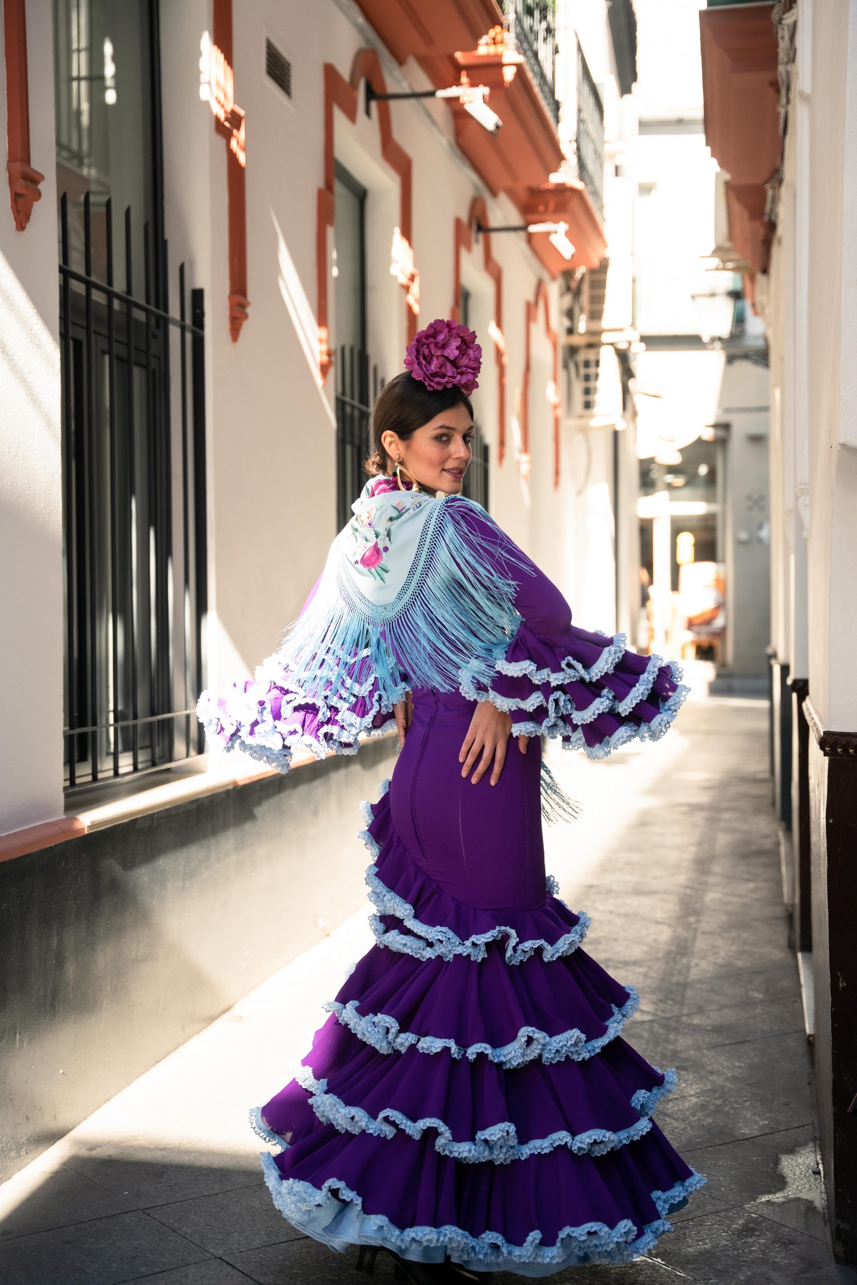 Traje de Flamenca único exclusivo modelo 15/2023, color morado, alta flamenca. Fabiola 1987
