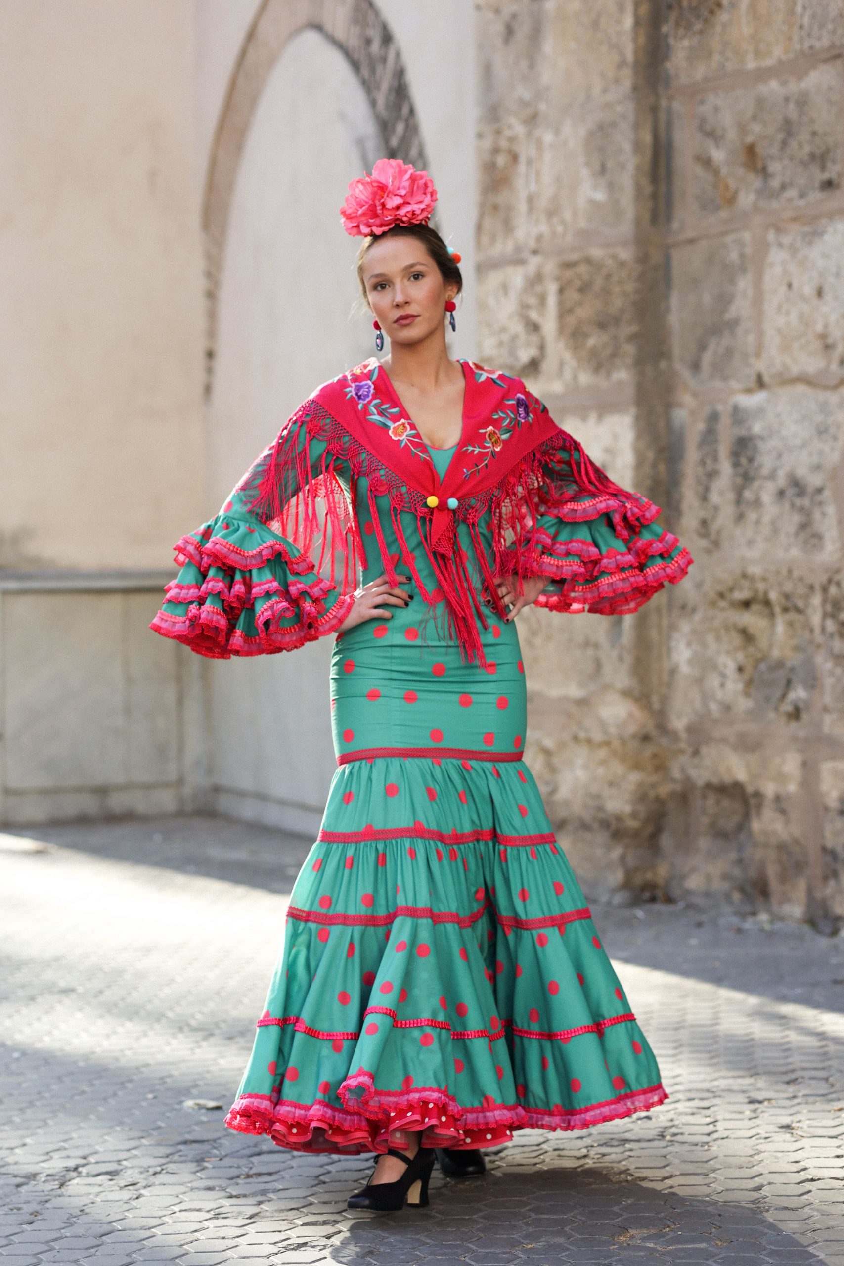 Traje de Flamenca único y exclusivo modelo 19/2023, fondo verde lunar rosa, alta costura flamenca. | Fabiola 1987
