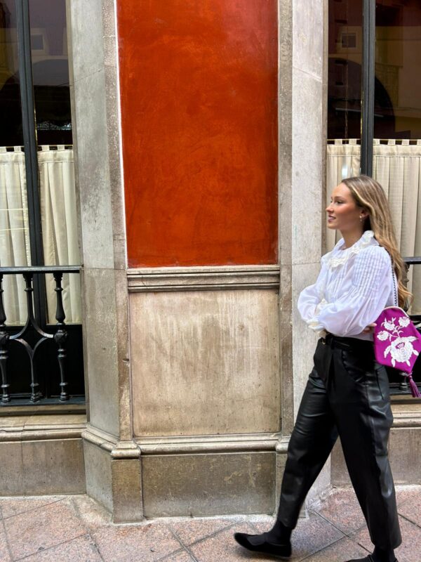 Blusa de mujer de batista SARA, modelo encajes, para eventos. - Imagen 2