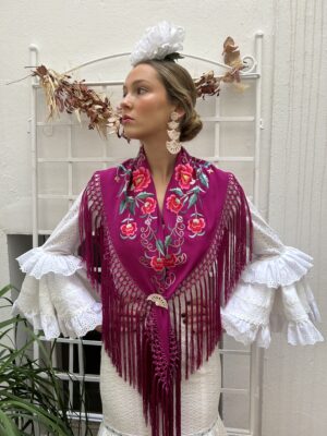 Mantoncillo de Fabiola1987 Colección Guirnalda fondo buganvilla bordado con flor color buganvilla