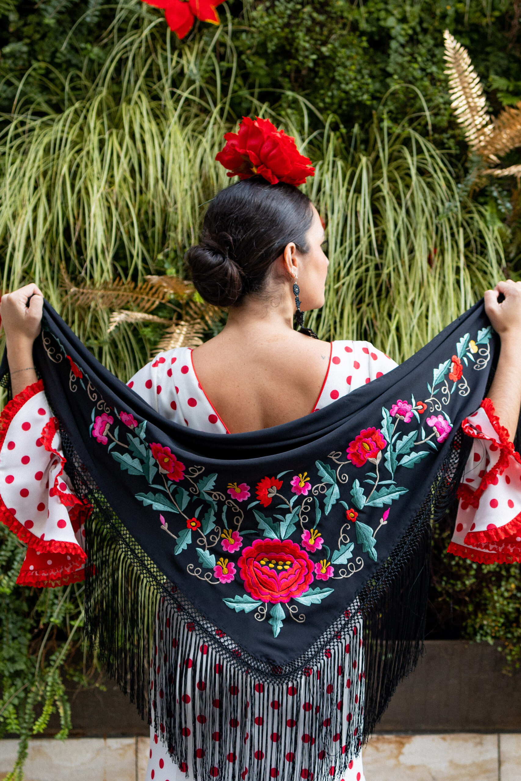 Mantoncillo de Fabiola1987 Colección Guirnalda fondo negro bordado en colores - Imagen 3