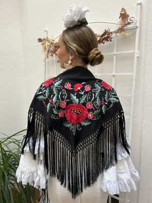 Mantoncillo de Fabiola1987 Colección Guirnalda fondo negro bordado en colores