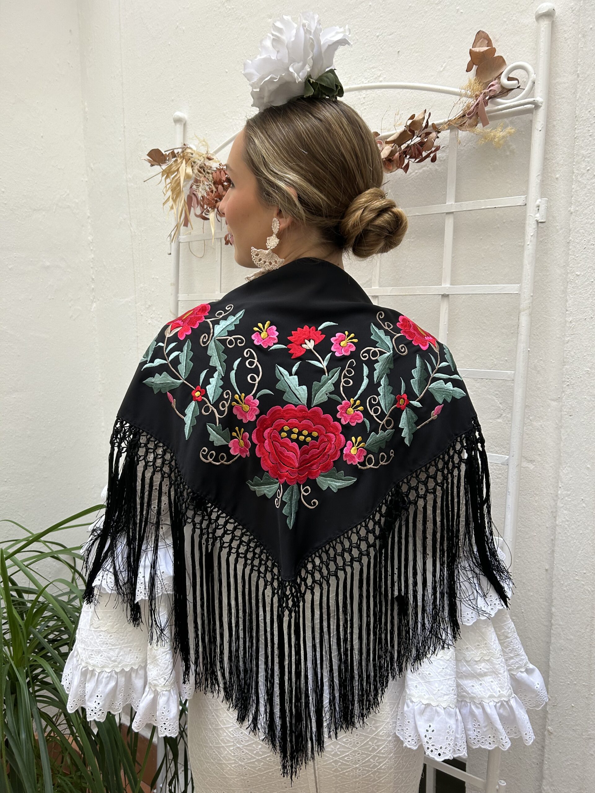 Mantoncillo de Fabiola1987 Colección Guirnalda fondo negro bordado en colores