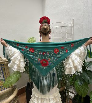 Mantoncillo de Fabiola1987 Colección Guirnalda fondo verde azulado bordado en colores