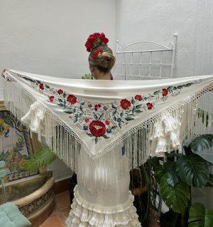 Mantoncillo de Fabiola1987 Colección Guirnalda fondo marfil bordado en colores