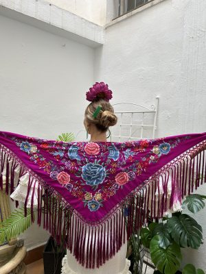 Mantoncillo de Fabiola1987 Colección Maravilla fondo buganvilla bordado en colores