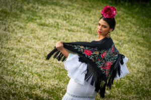 Mantoncillo Fabiola1987 Colección Rosas fondo negro bordado en colores