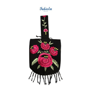 Bolso artesanal bordado creado para Fabiola1987.Modelo Mi Bolsita. Flores color fresa. Forrado de lunares negros