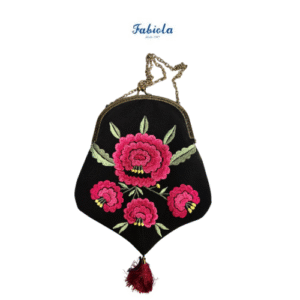 Bolso artesanal bordado creado para Fabiola1987.Modelo Borlón. Flores color fresa. Forrado de lunares negros