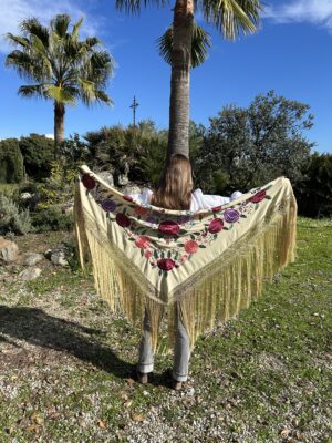 Medio mantón bordado en pico grande fondo color camel claro bordado en colores