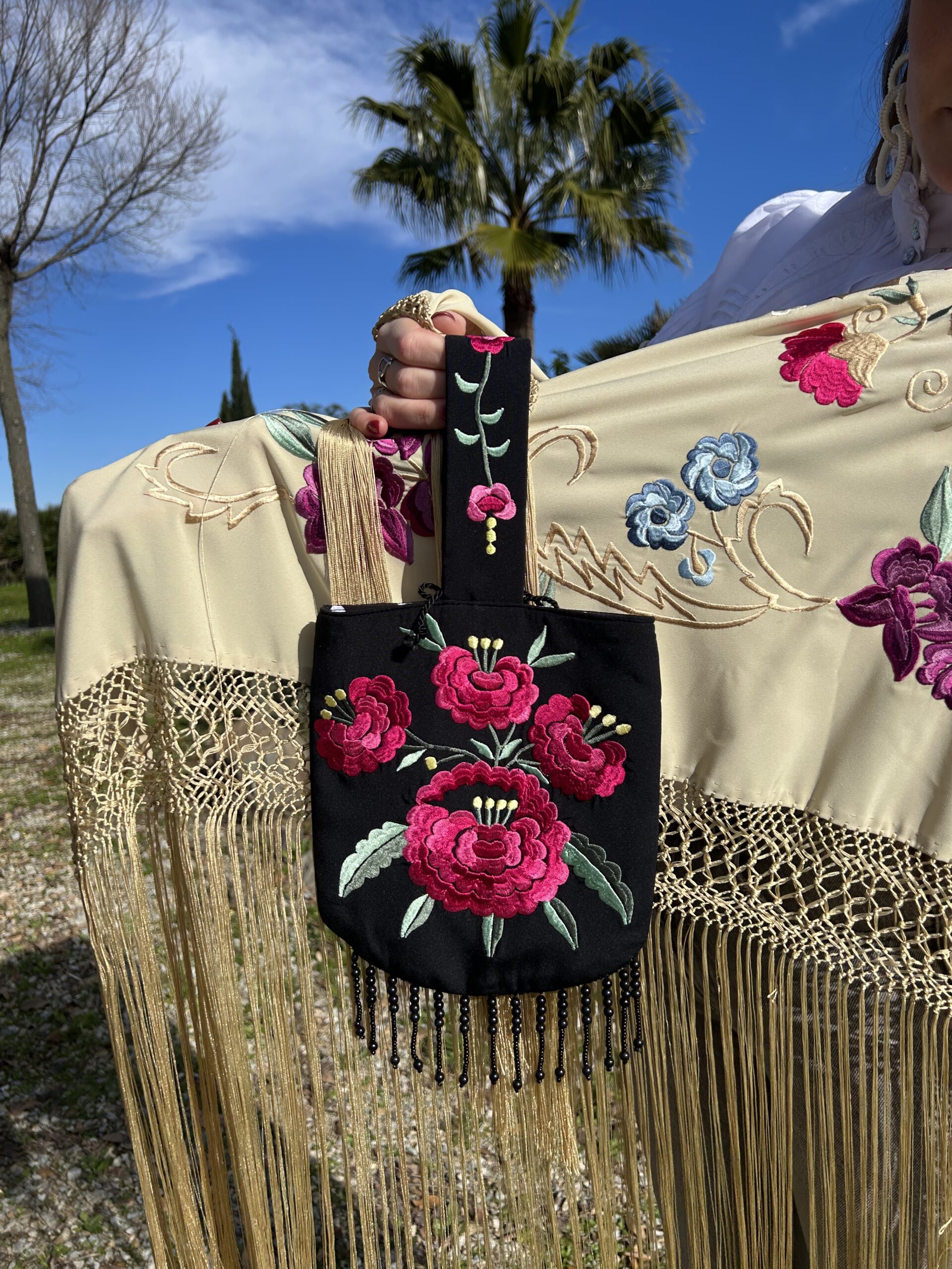 Bolso artesanal bordado creado para Fabiola1987.Modelo Mi Bolsita. Flores color fresa. Forrado de lunares negros - Imagen 3