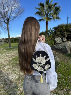 Bolso artesanal bordado creado para Fabiola1987.Modelo Borlón. Flores color marfil. Forrado de lunares negros. Asa de perlas