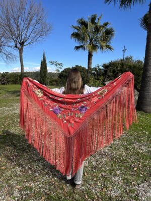 Medio mantón bordado en pico grande fondo color coral intenso bordado en colores