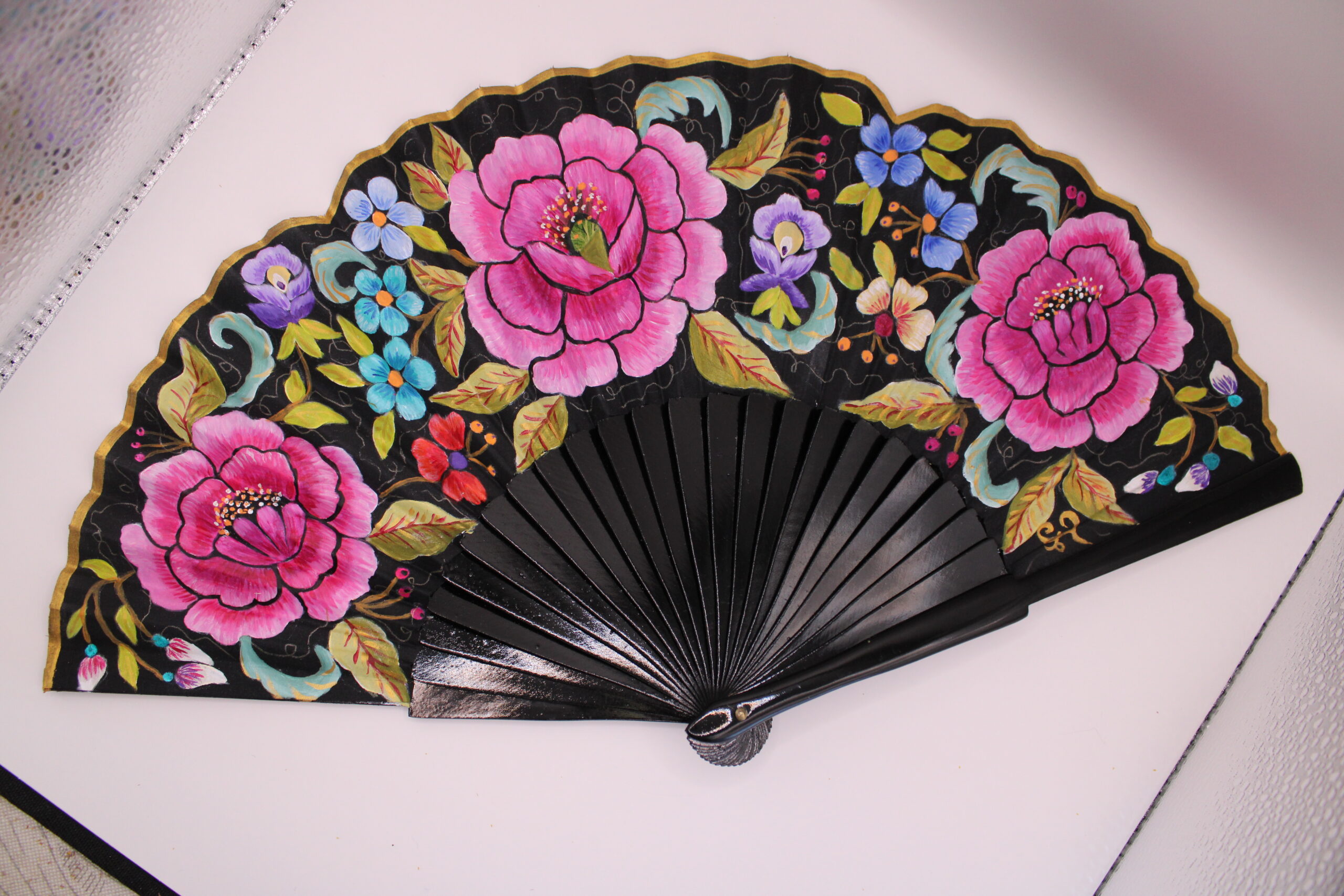 Abanico de borde ondulado pintado a mano con flores tipo mantón color fresa - Imagen 6