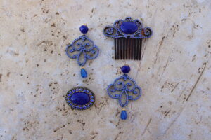 Conjunto de Pendientes largos, Peinecillo y Broche de metal dorado y metacrilato con cristalitos brillantes en color azul de Colección Mis Buganvillas.