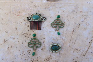 Conjunto de Pendientes largos, Peinecillo y Broche de metal dorado y metacrilato con cristalitos brillantes en color verde de Colección Mis Buganvillas.