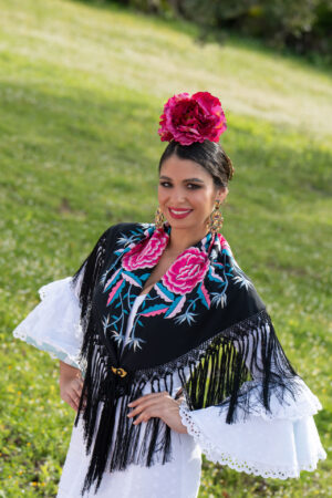 Mantoncillo de Fabiola1987 Colección Maravilla fondo negro bordado en colores fresa