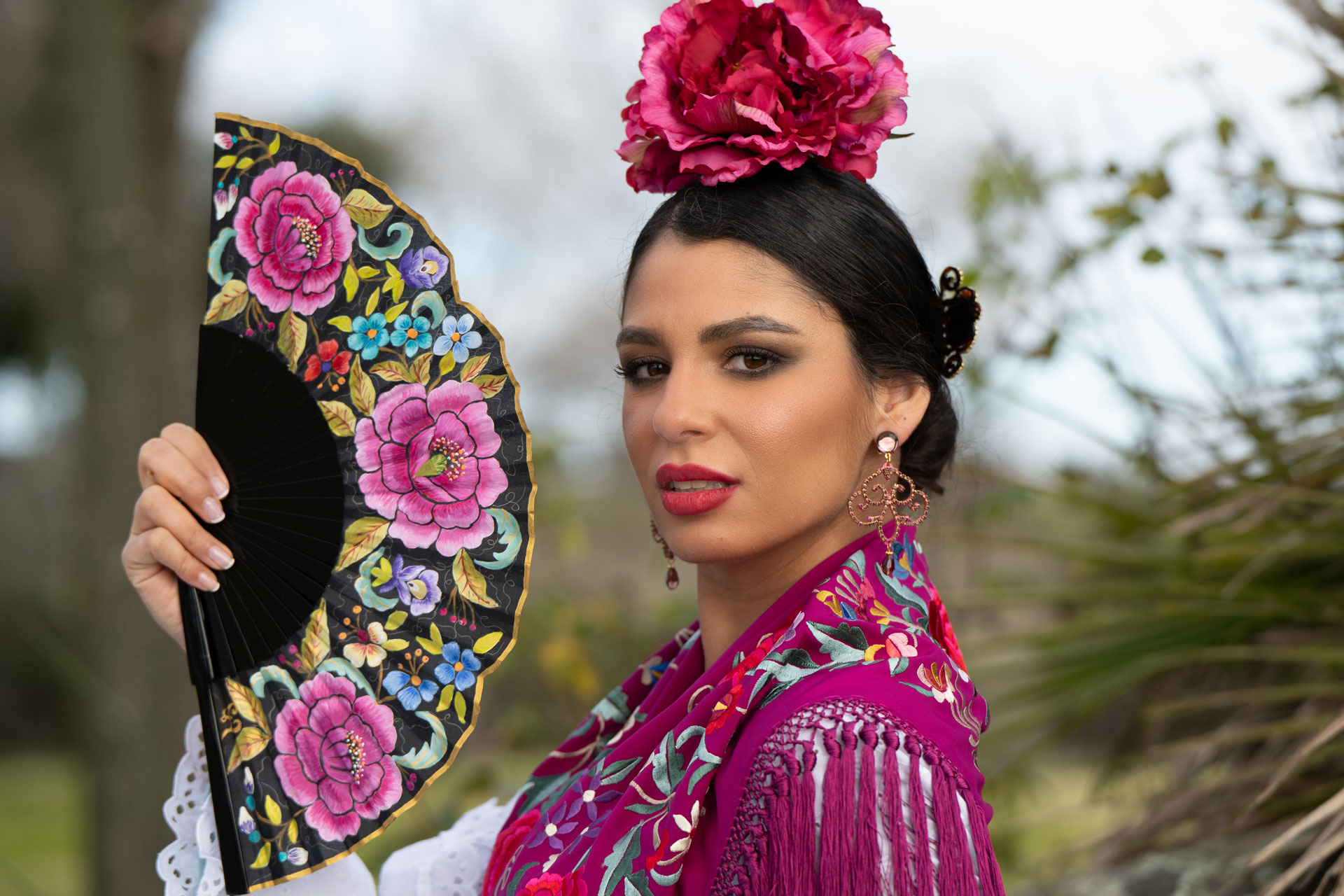 Abanico de borde ondulado pintado a mano con flores tipo mantón color fresa