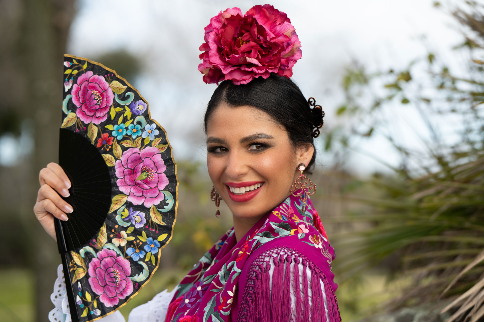 Conjunto de Pendientes largos, Peinecillo y Broche de metal dorado y metacrilato con cristalitos brillantes en color buganvilla clarode Colección Mis Buganvillas. - Imagen 6