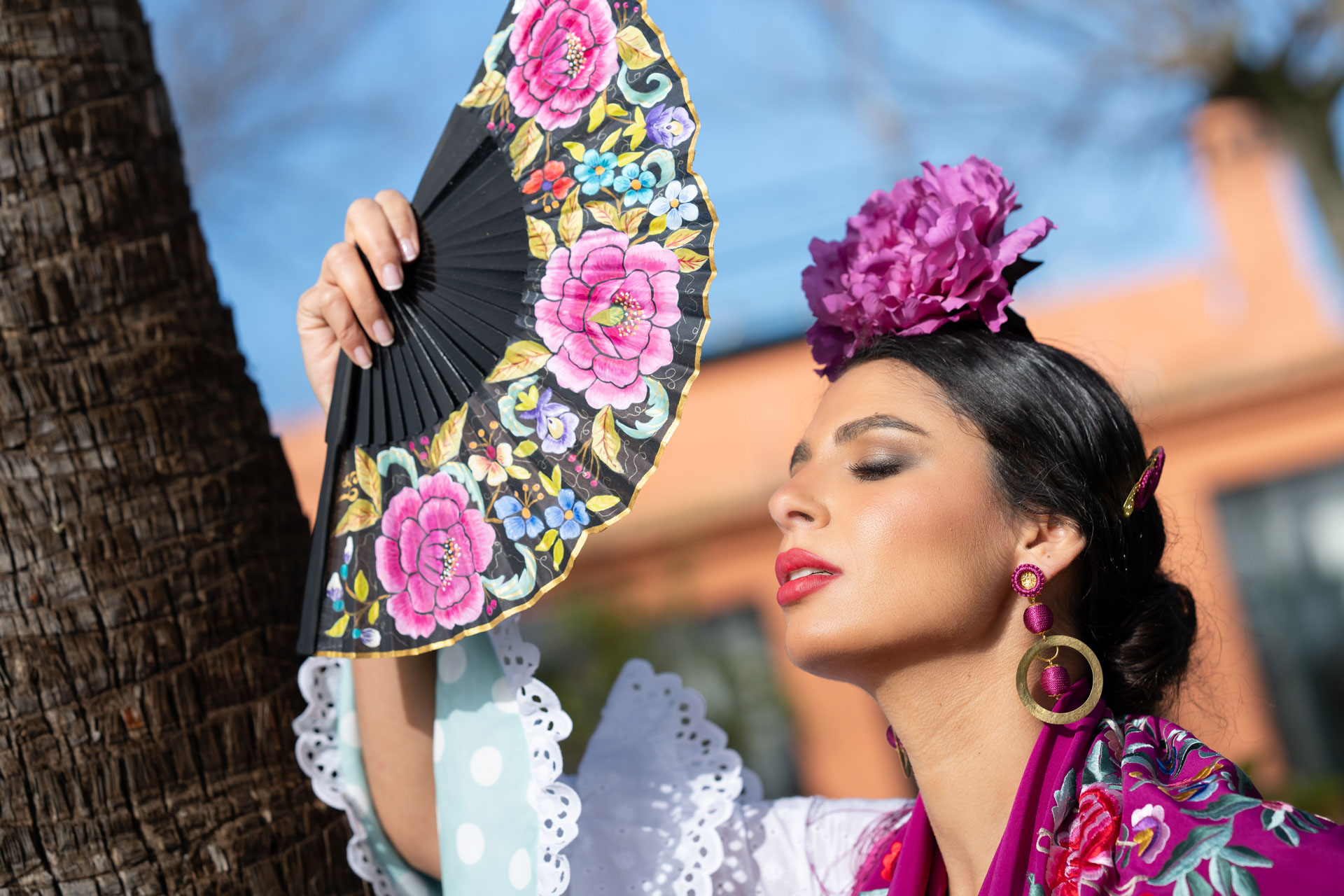 Abanico de borde ondulado pintado a mano con flores tipo mantón color fresa - Imagen 4