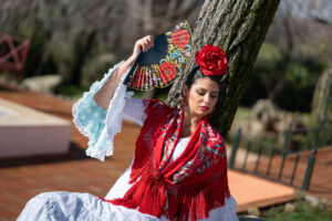 Mantoncillo Fabiola1987 Colección Rosas fondo rojo bordado en colores