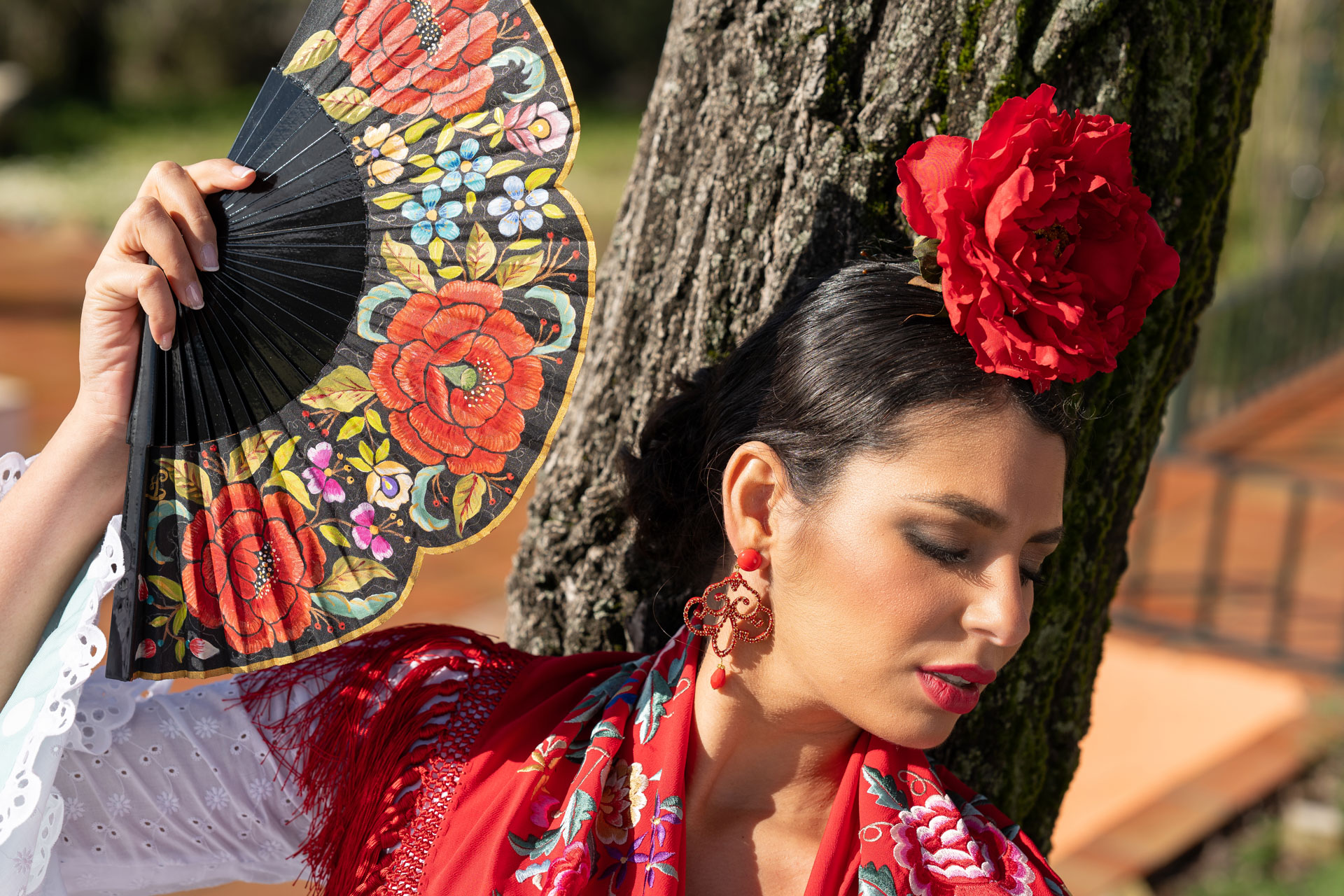 Conjunto de Pendientes largos, Peinecillo y Broche de metal dorado y metacrilato con cristalitos brillantes en color rojo de Colección Mis Buganvillas. - Imagen 6