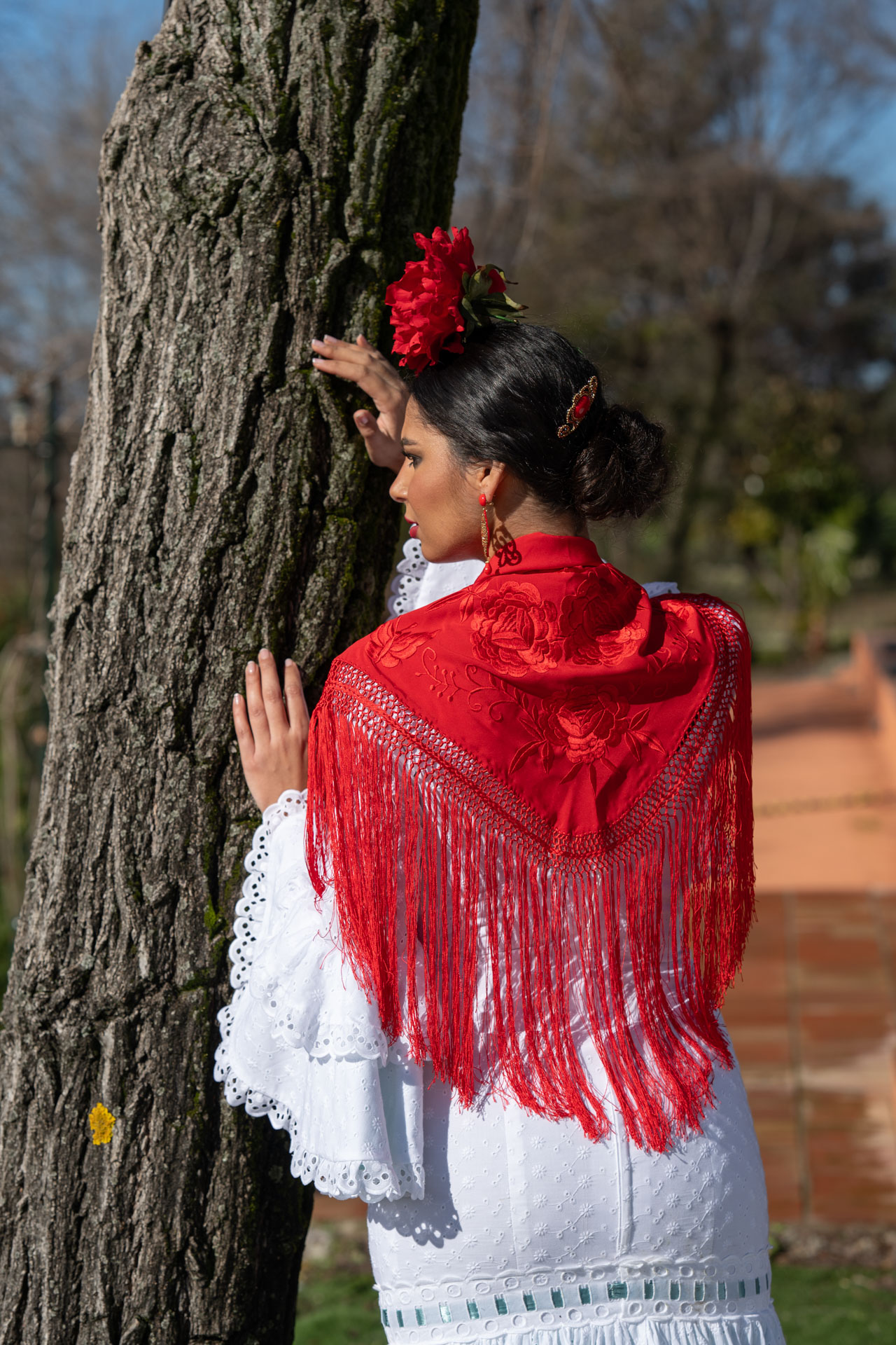 Mantoncillo de Fabiola1987 Colección Guirnalda fondo rojo intenso bordado en su mismo color - Imagen 3