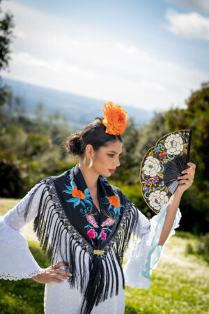 Mantoncillo Fabiola1987 Colección Angelitos fondo negro bordado en colores