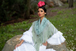 Mantoncillo de Fabiola1987 Colección Guirnalda fondo verde agua bordado en su mismo color