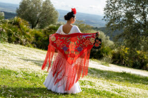 Medio mantón bordado en pico grande fondo color coral intenso bordado en colores. Ideal para feria e invitadas.