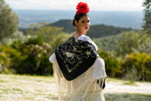 Precioso Mantón bordado cuadrado grande en seda natural fondo color negro bordado y flecado en marfil. Ideal para invitadas