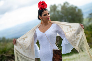 Elegante Chal marfil bordado en marfil ideal novias.