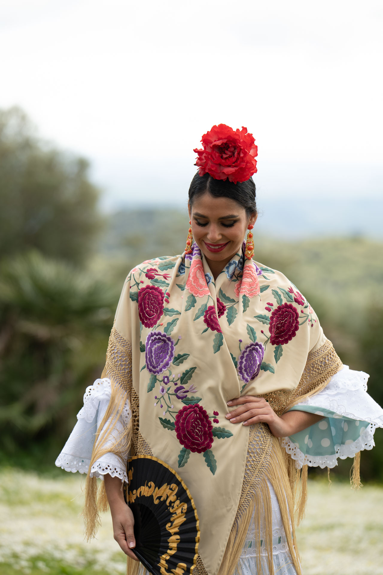 Abanico de borde ondulado pintado a mano con motivos de azulejería sevillana color dorado