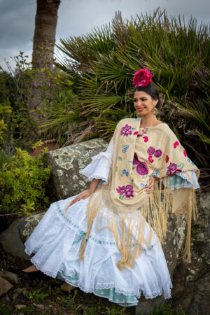 Medio mantón bordado en pico grande fondo color camel claro bordado en colores grosella. Ideal para feria y para invitadas.