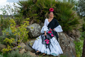 Maravilloso Chal forrado color negro y bordado en tonos fresa con flores y pájaros. Ideal para invitadas.