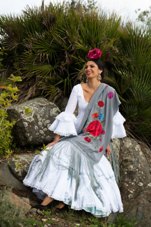 Elegante Chal gris bordado en tonos fresa, flecado en gris. Ideal para invitadas