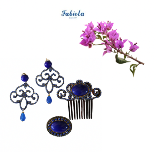 Conjunto de Pendientes largos, Peinecillo y Broche de metal dorado y metacrilato con cristalitos brillantes en color azul de Colección Mis Buganvillas. - Imagen 4