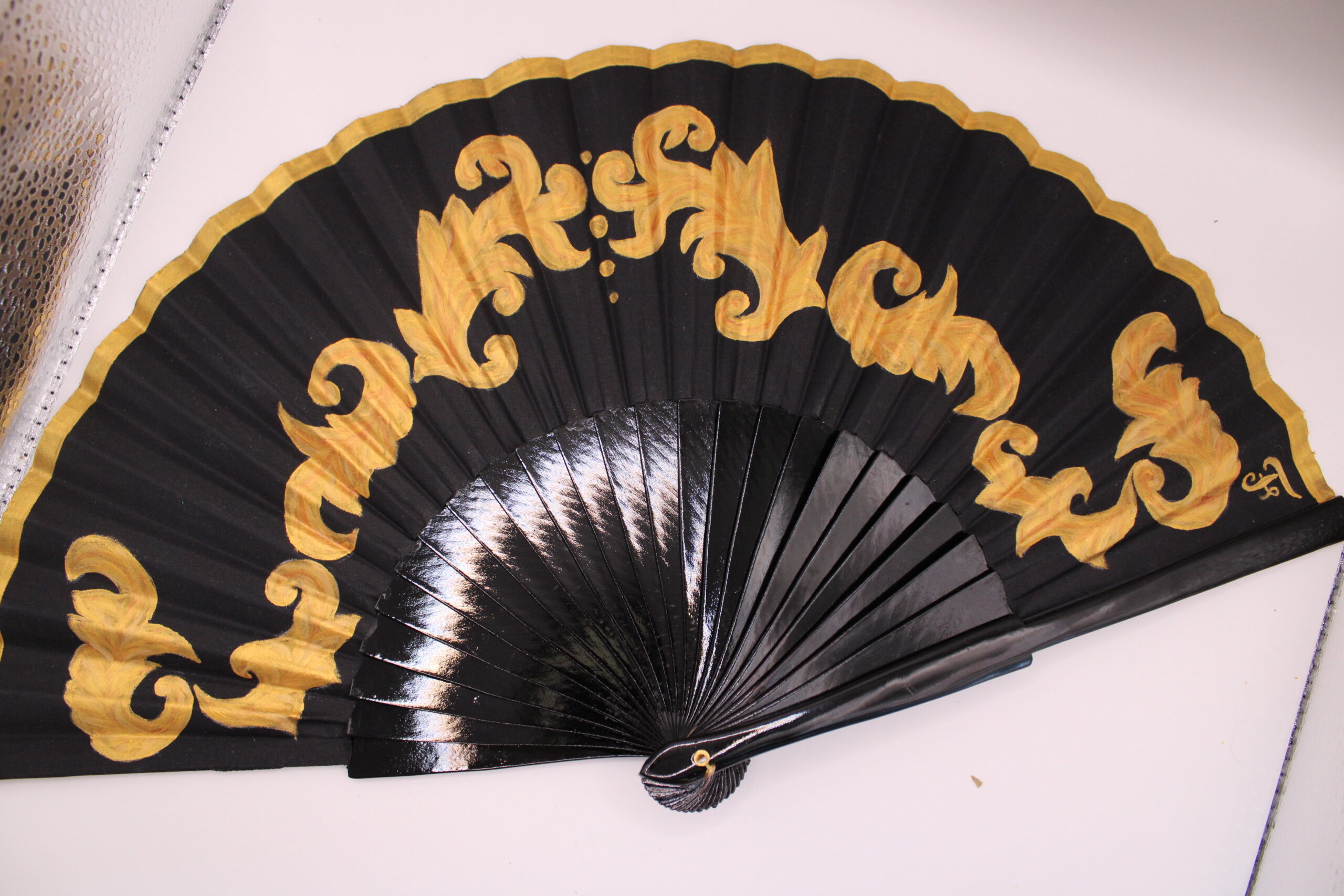 Abanico de borde ondulado pintado a mano con motivos de azulejería sevillana color dorado - Imagen 5