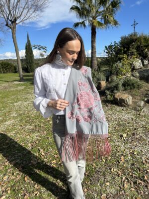 Elegante Chal gris bordado en tonos rosa. Ideal para invitadas.