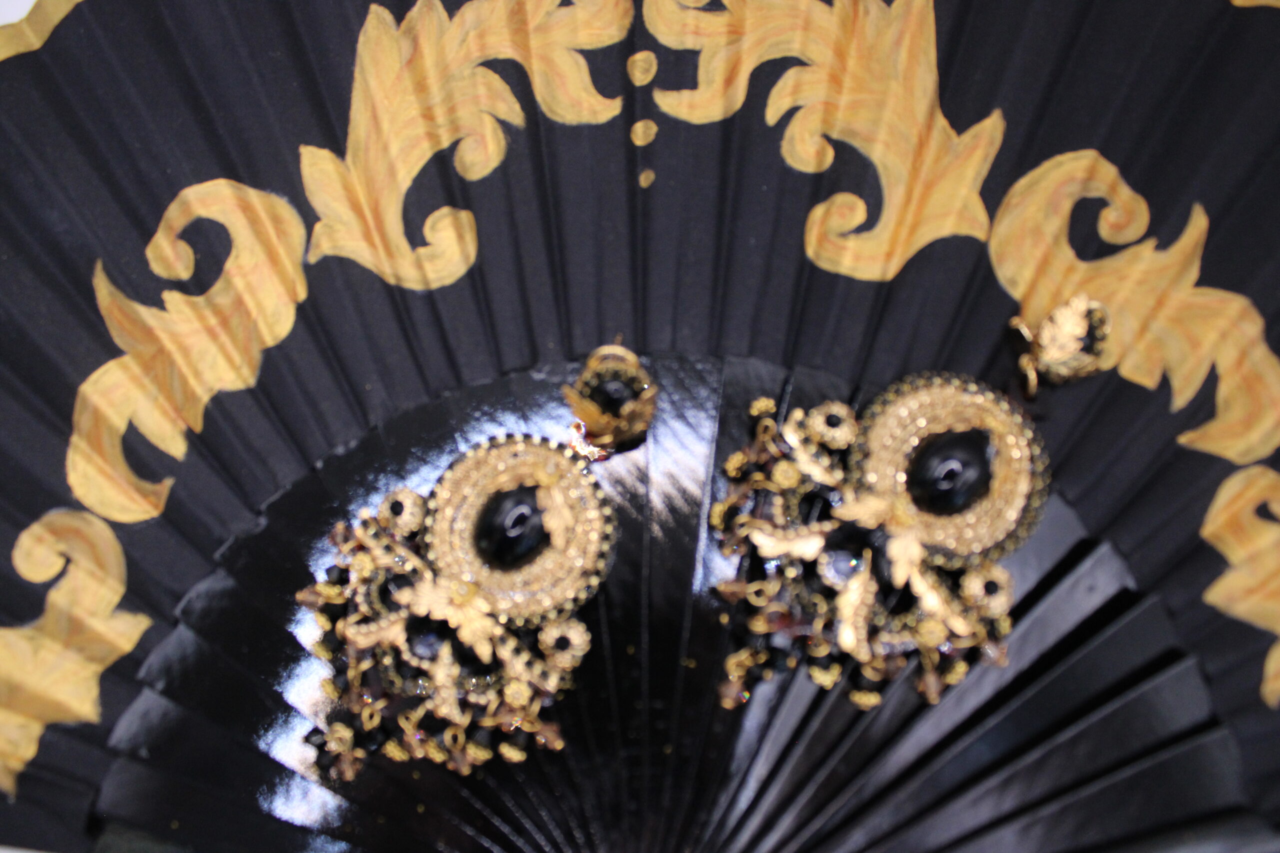 Abanico de borde ondulado pintado a mano con motivos de azulejería sevillana color dorado - Imagen 4