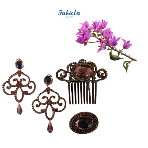 Conjunto de Pendientes largos, Peinecillo y Broche de metal dorado y metacrilato con cristalitos brillantes en color buganvilla clarode Colección Mis Buganvillas. - Imagen 4