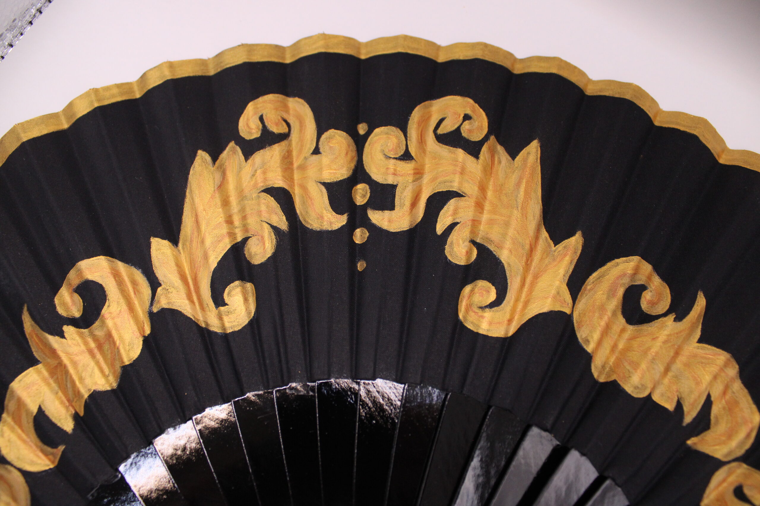 Abanico de borde ondulado pintado a mano con motivos de azulejería sevillana color dorado - Imagen 3