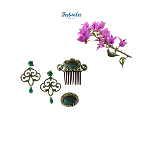 Conjunto de Pendientes largos, Peinecillo y Broche de metal dorado y metacrilato con cristalitos brillantes en color verde de Colección Mis Buganvillas. - Imagen 4