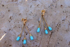 Pendientes largos de metal dorado con 3 lagrimas color turquesa de Colección Mis Buganvillas.