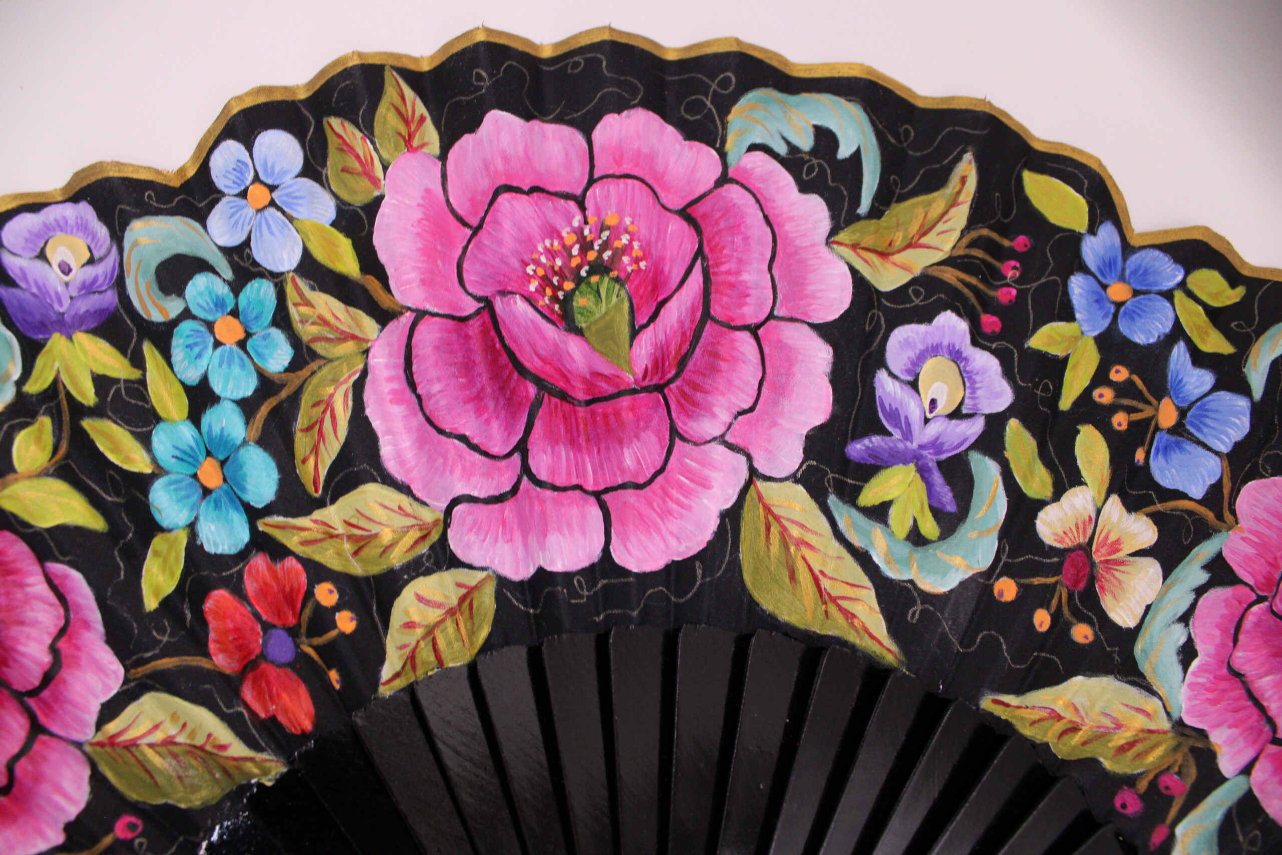 Abanico de borde ondulado pintado a mano con flores tipo mantón color fresa - Imagen 3