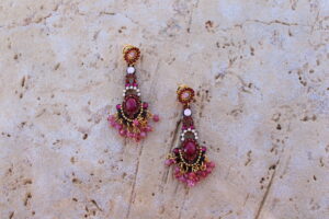 Pendientes largos de metal dorado con cristales color malva, rosa y buganvilla de Colección Mis Buganvillas.