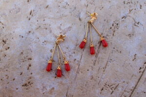 Pendientes largos de metal dorado con 3 lagrimas color rojo de Colección Mis Buganvillas.