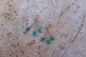 Pendientes largos de metal dorado con 3 lagrimas color verde de Colección Mis Buganvillas.