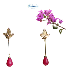 Pendientes largos de metal dorado con 3 hojas y una lágrima color grosella de Colección Mis Buganvillas.